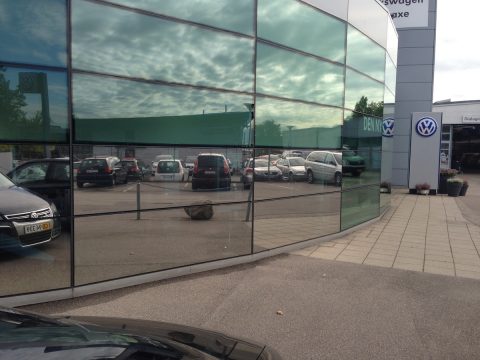 Silver solfilm monteret på glasfacade hos VW Gladsaxe