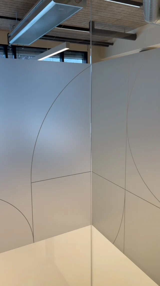 Matteret folie med UV print af motiv med hvide figurer, monteret hos AkademikerPension i forbindelse med renovering af deres hovedsæde.