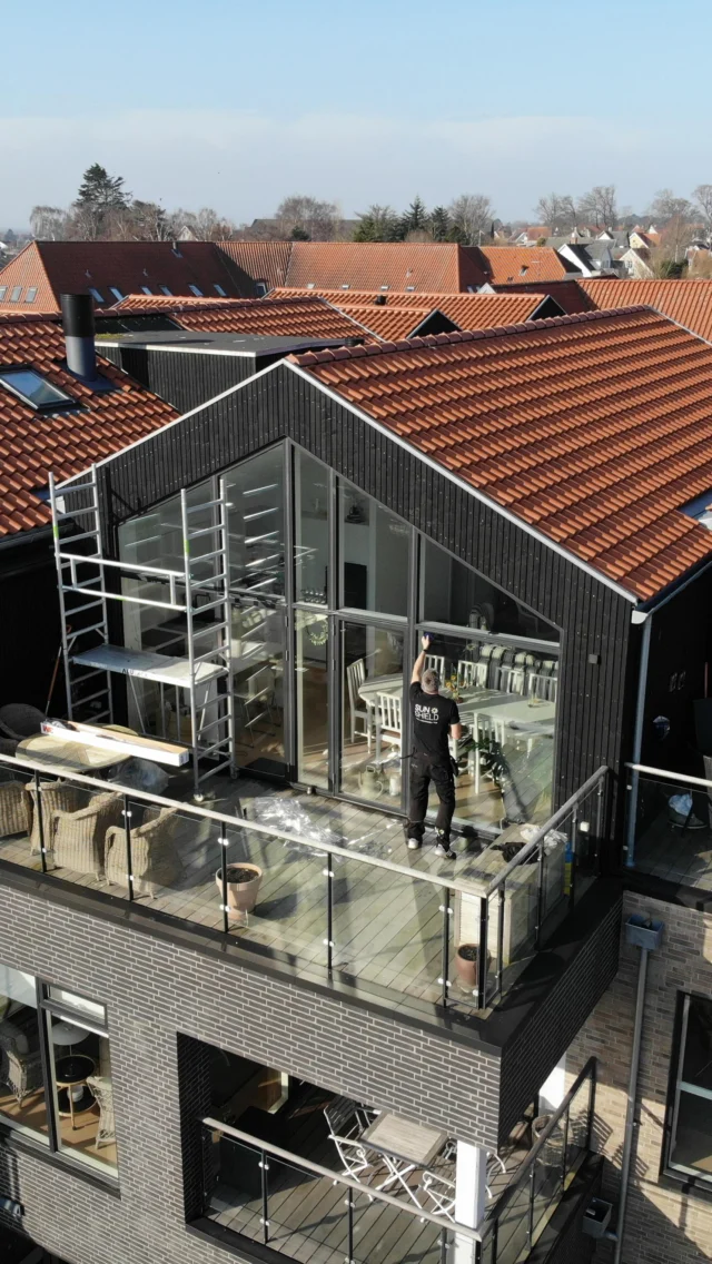 Montering af 3M Prestige 70 exterior hos privat kunde
▪️Ændrer stort set ikke bygningens æstetiske udtryk
▪️Reducerer solenergien med hele 61% 
▪️Reducerer UV stråler med 99%