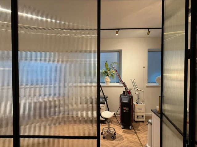 Riflet glas folie monteret på newyorker glasvæg hos Klinik Erase. Denne folie giver et ekstremt realistisk look af den eksklusive glas type.