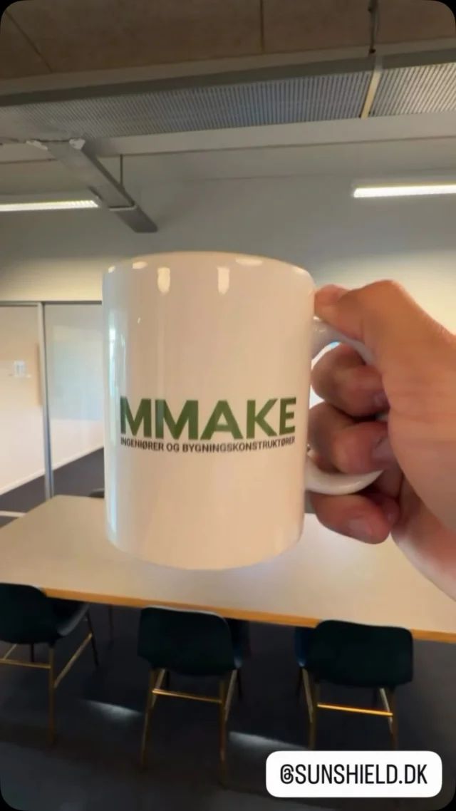 Matteret folie monteret på indvendig side af glasvæg, samt logo udskåret i matteret folie med grøn print monteret på udvendig side ☕️👌🏽