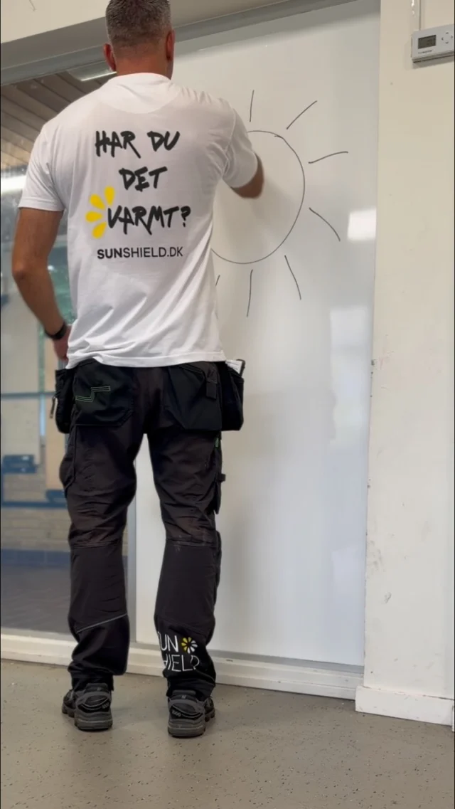 Whiteboard folie her monteret på nogle glas, imellem klasselokale og gang, på en folkeskole. Folien skærmer for indsyn og forstyrrelser fra gangen - og så kan den samtidig bruges som whiteboard ✍🏽👌🏽